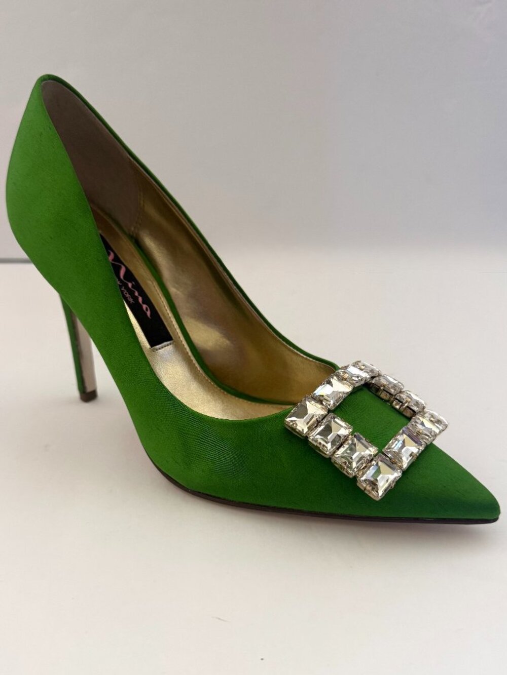 NWT Nina Bonique vibrant apple-green satin pump with chrystal buckle